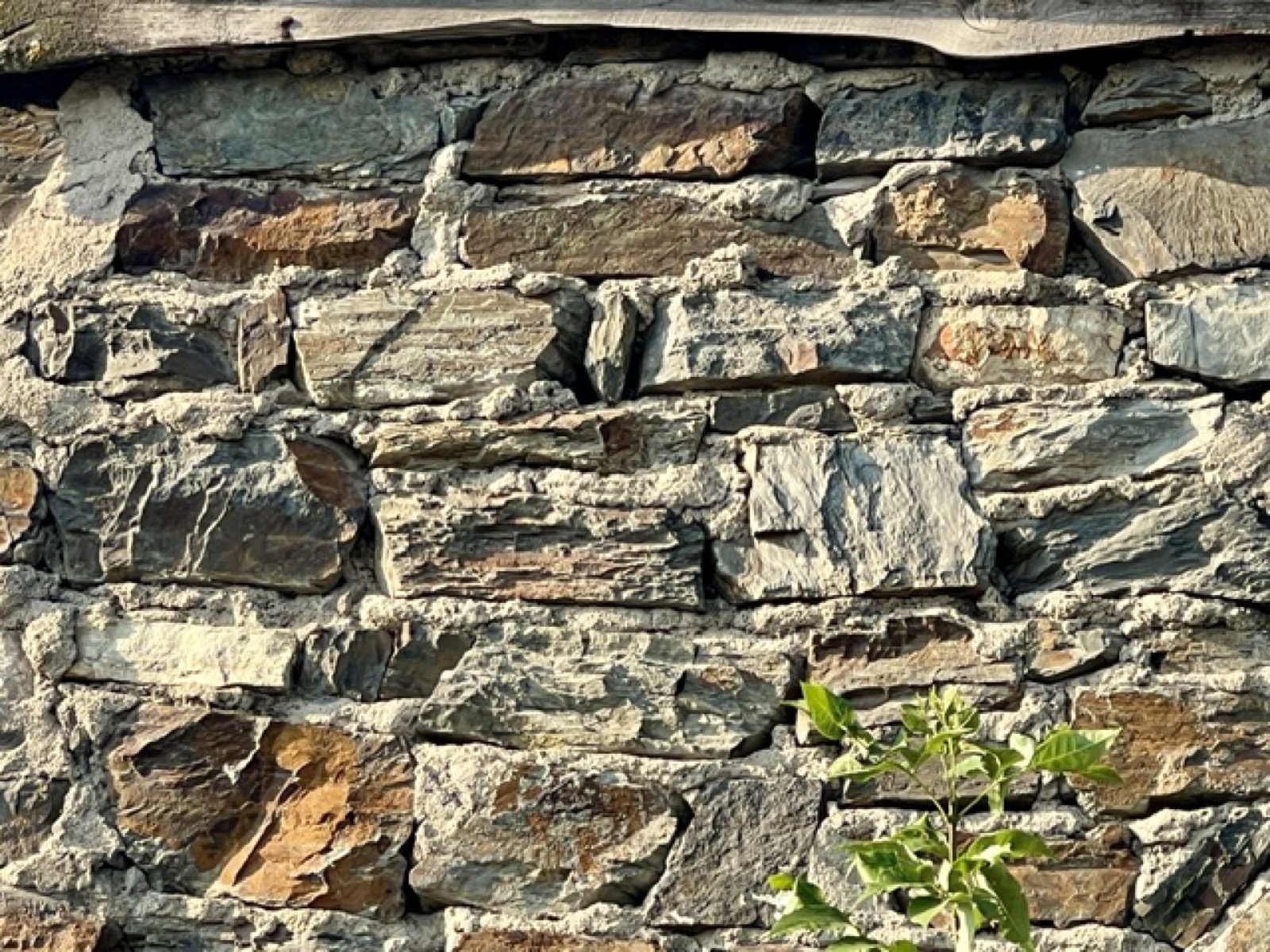 Close view of rubble stone wall and lime mortar